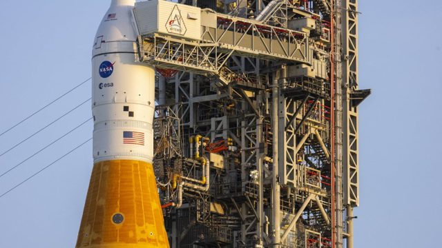 Microsoft Outlook Glitch Grounds Artemis II Crew, Sparking Social Media Frenzy